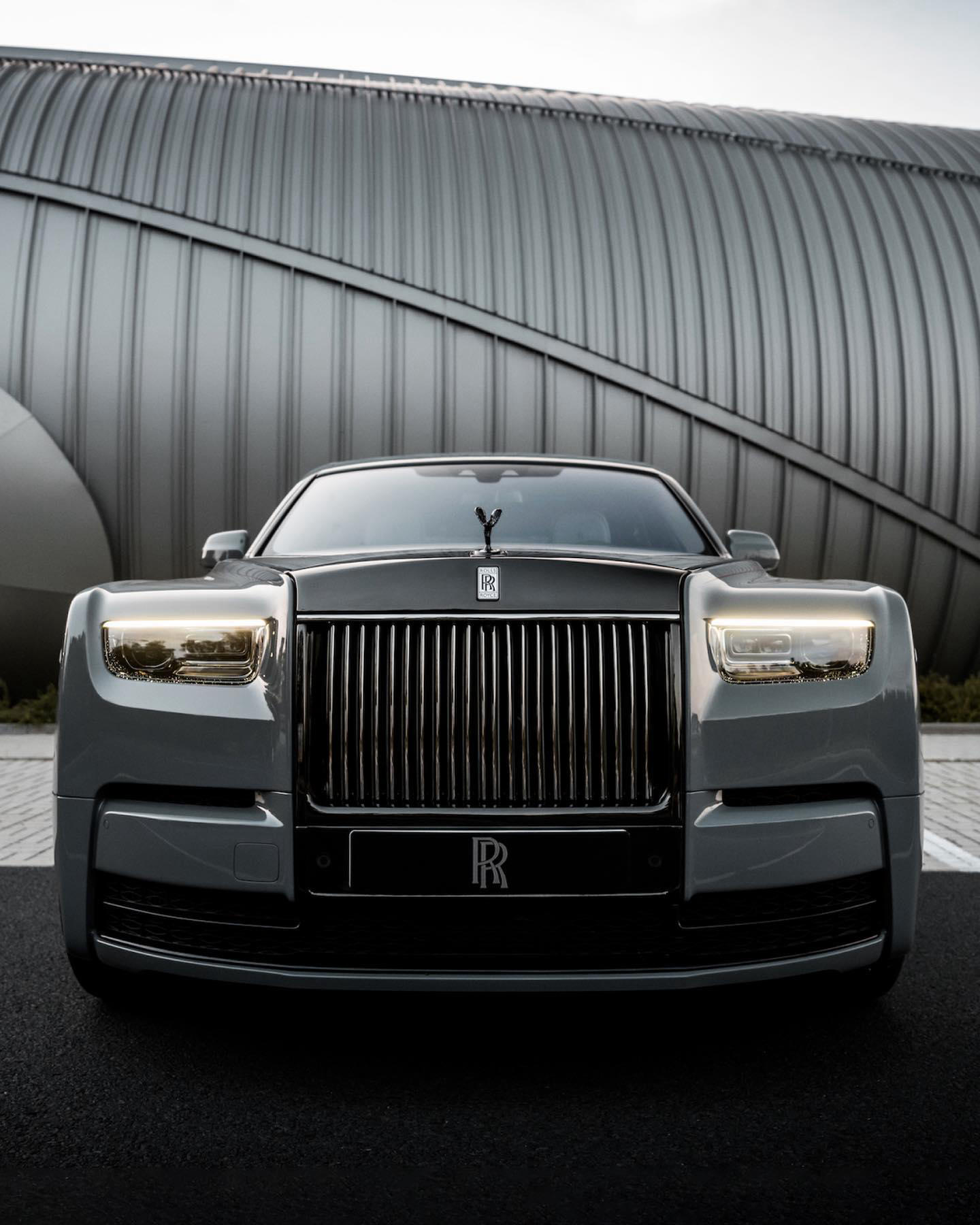 image  1 The Illuminated Grille’s imposing lines bestow Phantom Series II with a commanding facade — one befi